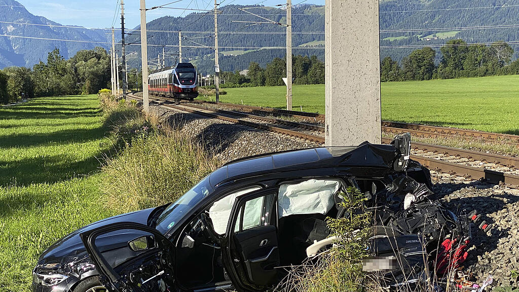St. Johann in Tirol: Auto von Zug erfasst - Kind tot