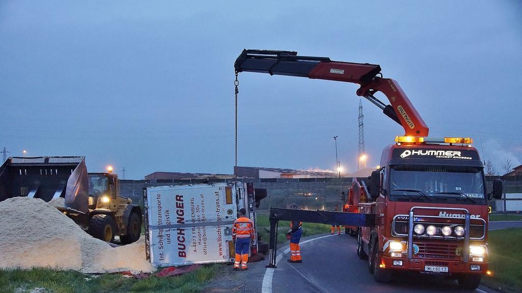 Lkw kippt auf A1 um