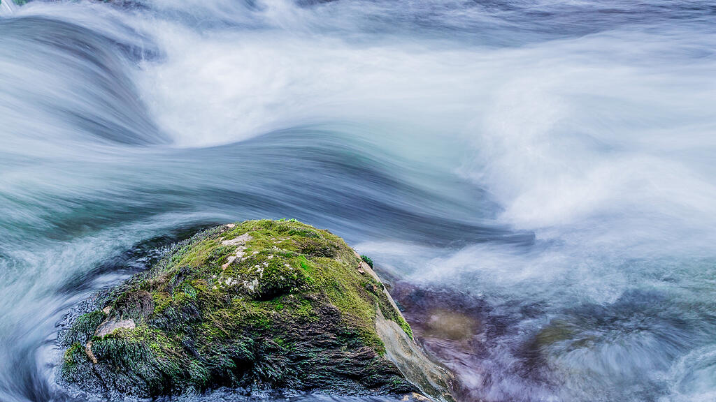 170209_Bach_mit_fliessendem,_klarem_Wasser.jpg