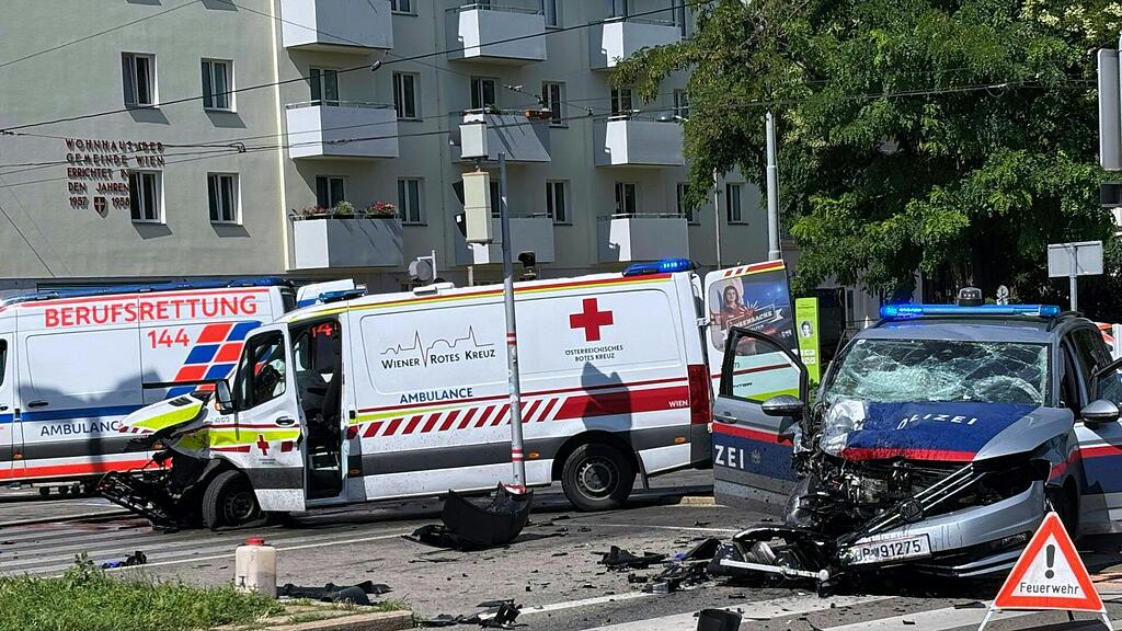 Unfall Streifenwagen und Rettungsauto