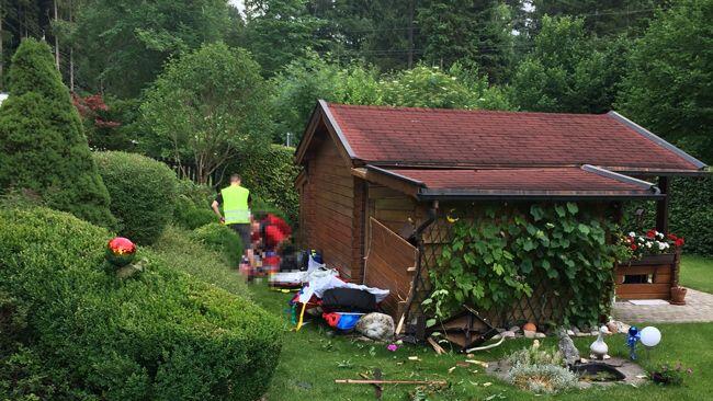 Der Biker stürzte in den Garten.