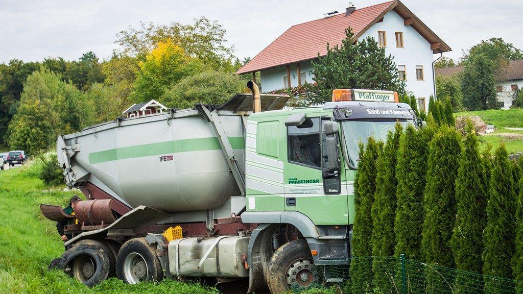 Lkw landet in Garten