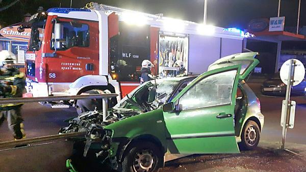 Der Pkw kollidierte mit dem Geländer der Haltestelle