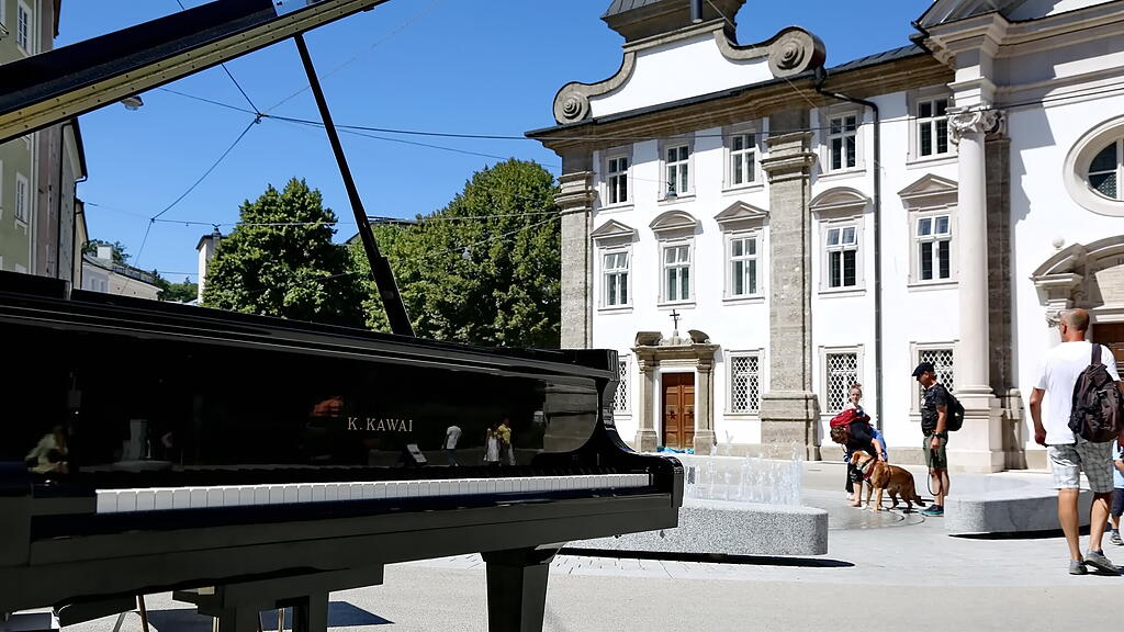 Open Piano am Salzburger Kajetanerplatz