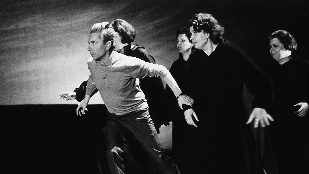 Archivbild von Stardirigent Herbert von Karajan während einer Opernprobe.