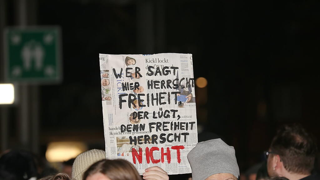 kundgebung blau-schwarz hauptbahnhof