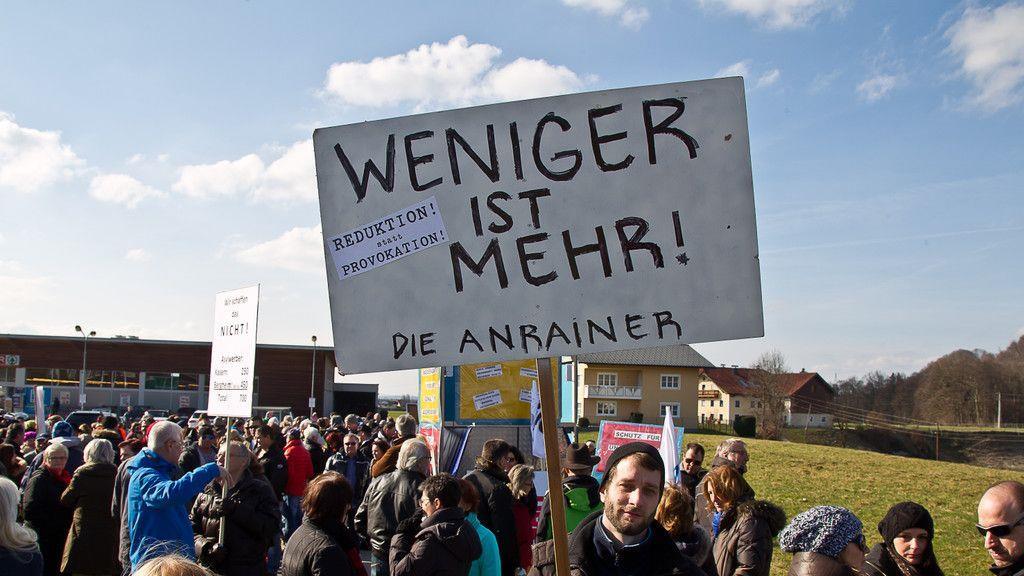 200 Personen demonstrieren gegen Asyl-Großquartier in Straniakstraße