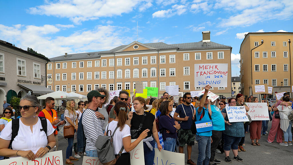 "Bildung brennt" - Kundgebung am Mozartplatz