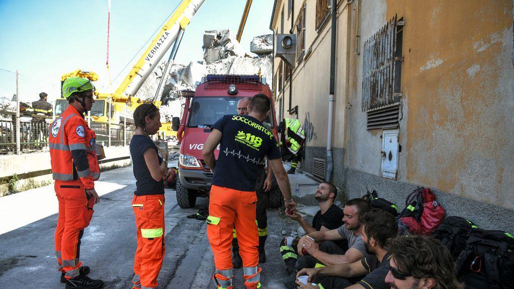 Autobahnbrücke stürzt in Genua ein: Aufräumen