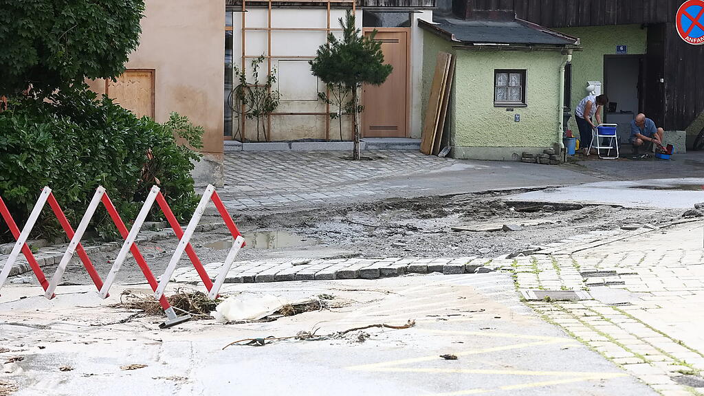Aufr\u00e4umarbeiten in Hallein