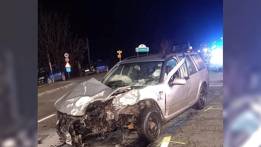 Unfall Kleinbus kontra Pkw Taxenbach