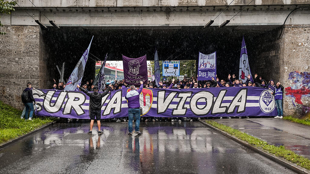 Die Fans von Austria Salzburg beim Fanmarsch vor dem Zweitliga-Spiel gegen den FC Liefering.