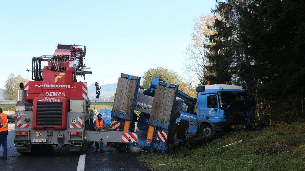 Sattelzug kracht gegen Böschung
