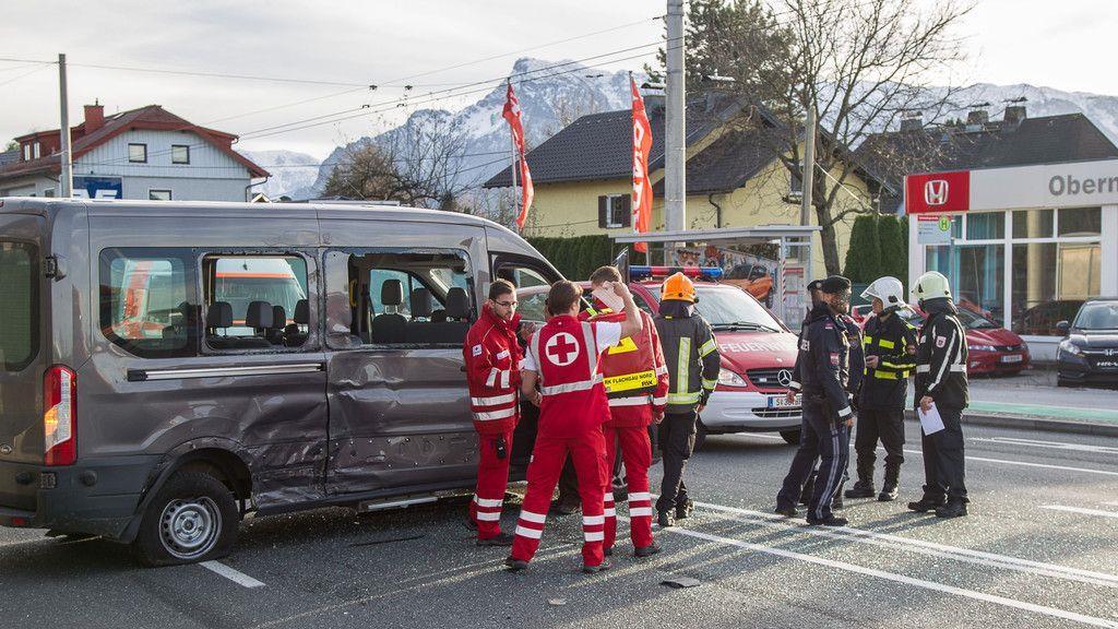 Lkw gegen Kleinbus auf der Münchner Bundesstraße