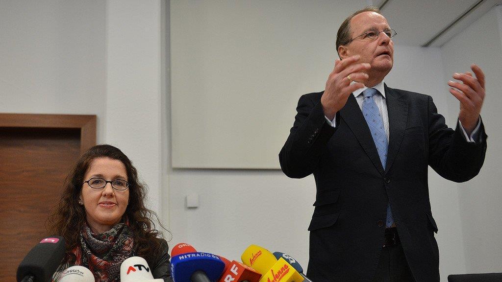 Monika R. zeigt sich der Öffentlichkeit