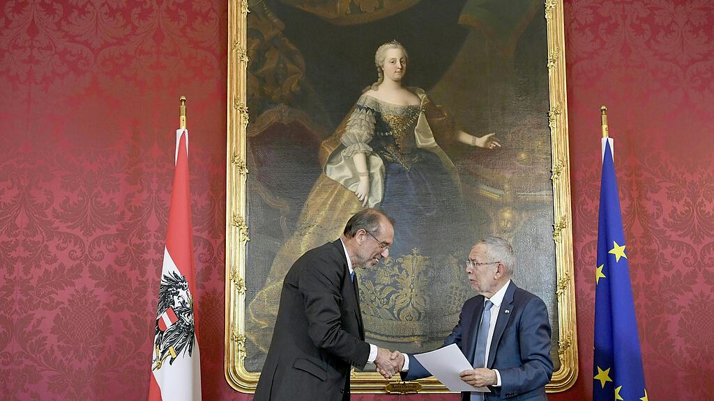 AMTSENTHEBUNG DER REGIERUNG DURCH DEN BUNDESPR\u00c4SIDENTEN