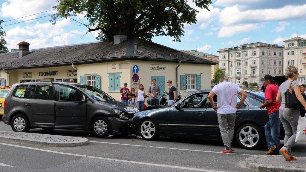 Hanusch-Platz: VW kracht gegen Taxi