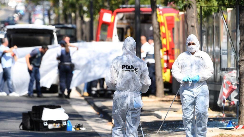 Marseille: Auto rast in Bushaltestelle