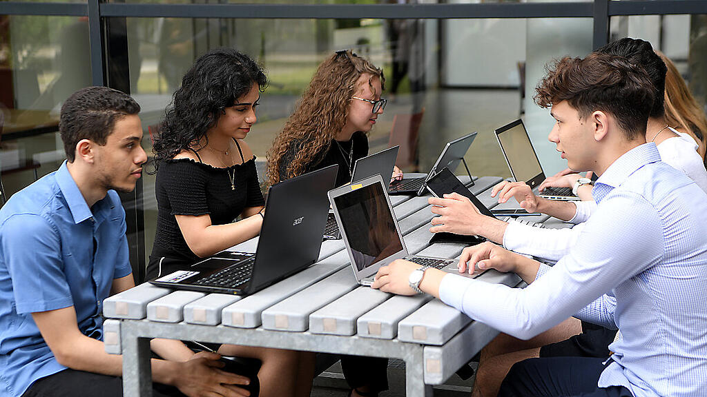 150.000 Laptops und Tablets für Schüler