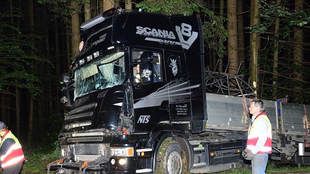 Der verunglückte Lkw wurde mit schwerem Gerät geborgen.