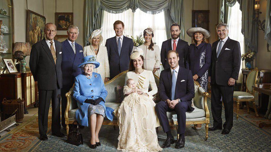 Hinten - v.l.n.r.: Prince Phillip, the Duke Of Edinburgh, Britain's Prince Charles, Duchess of Cornwall, Camilla, Britain's Prince Harry of Wales, Pippa Middleton, James Middleton, Carole Middleton and Michael Middleton; Vorne - v.l.n.r.: Britain's Queen Elizabeth II, Catherine, Duchess of Cambridge carrying Prince George and Britain's Prince William, Duke of Cambridge.