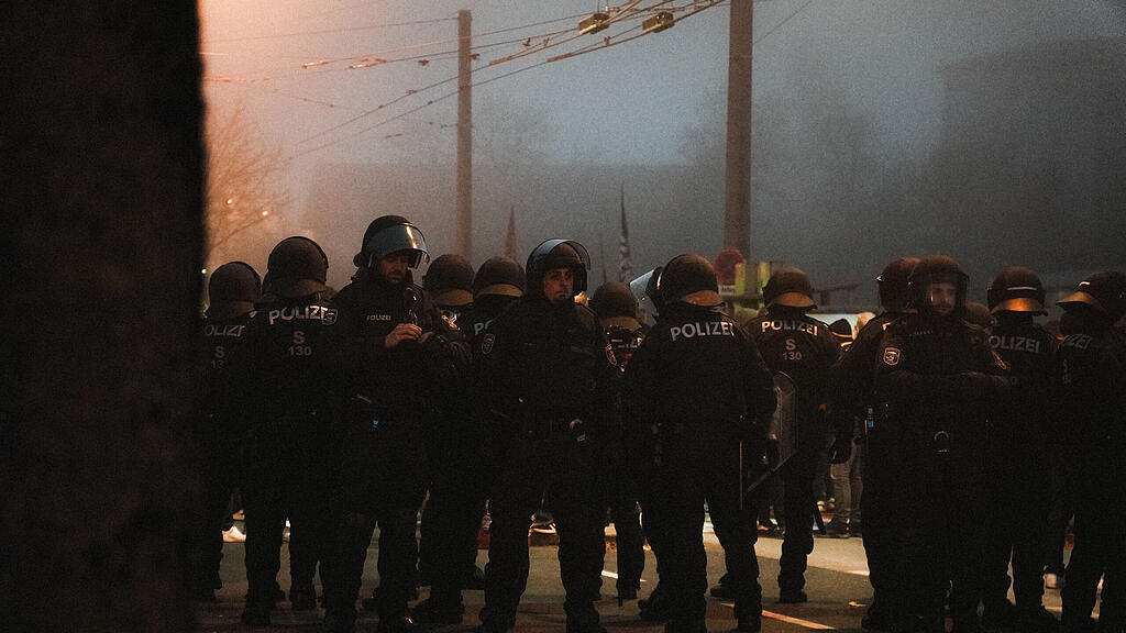 Fanmarsch von Go Ahead Eagles in Salzburg