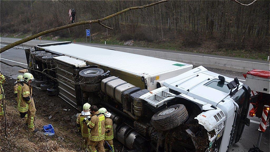 Lkw auf der A1 bei Pressbaum umgestürzt