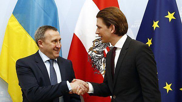 Kurz steht in Verbindung mit Kollegen Deschtschiza