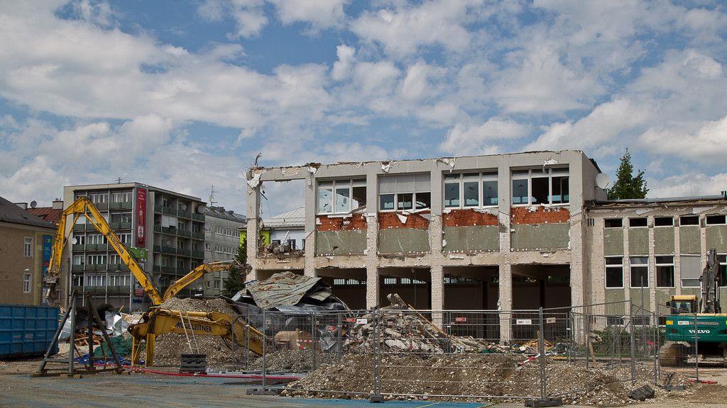 Abrissarbeiten am Christian-Doppler-Gymnasium