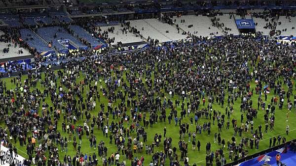 Zuschauer nach dem Spiel Frankreich - Deutschland in Saint-Denis