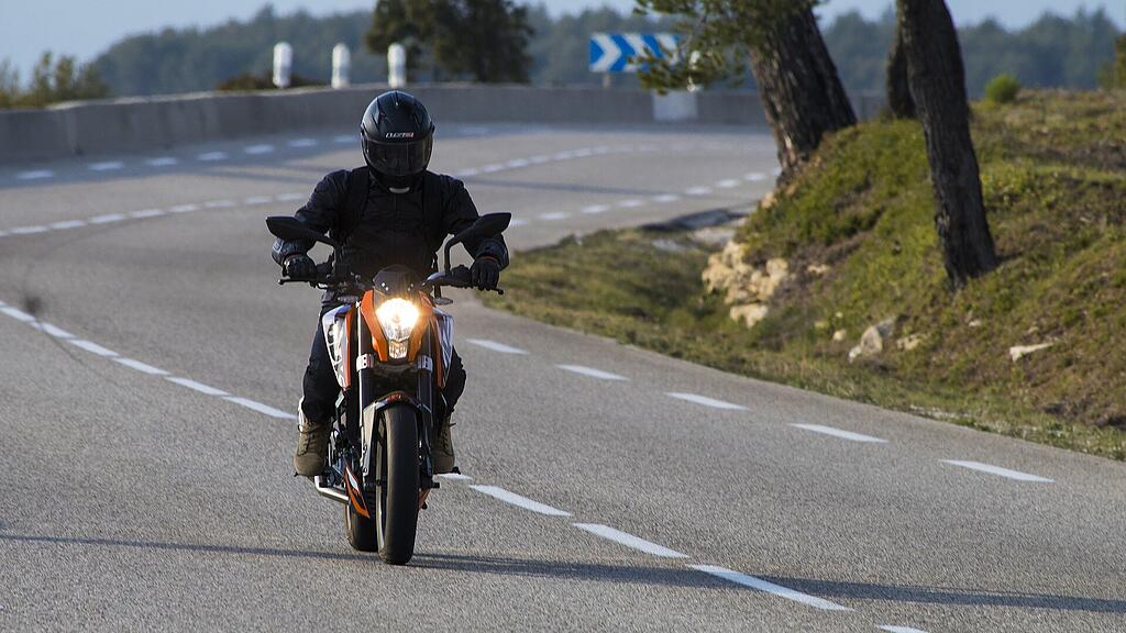 Motorradfahrer, Motorrad, Helm