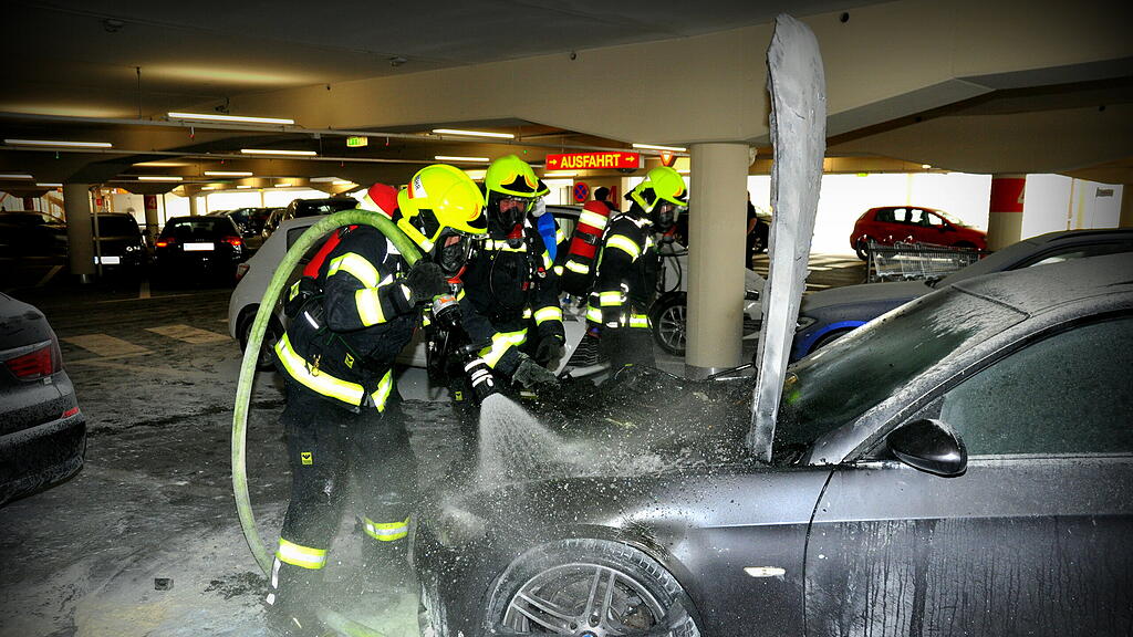 Auto in Linzer Parkhaus brennt
