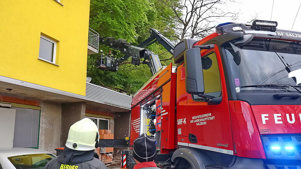 Baum fällt auf Stromleitung
