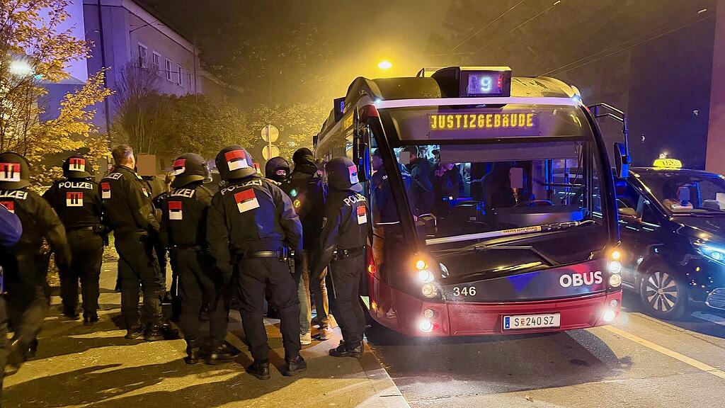 Fußball-Fans randalieren in Salzburger Obus
