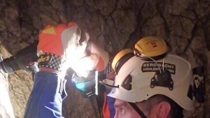 Höhlenretter säubern Riesending-Höhle