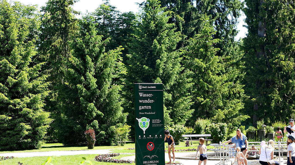 Sommerwetter: Salzburger stürmen Hellbrunn