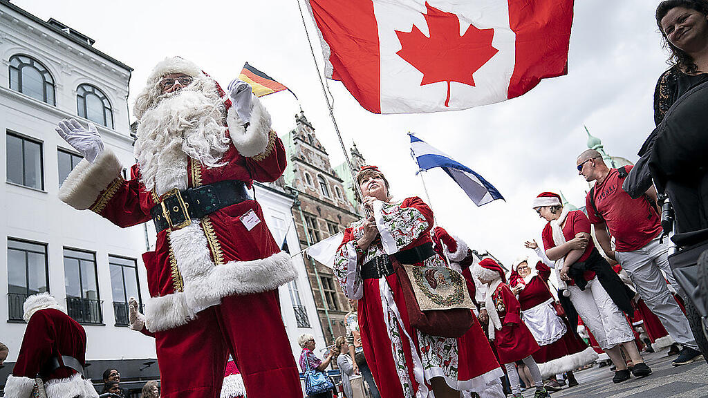 Der Austausch mit Weihnachtsmännern aus aller Welt wird gepflegt