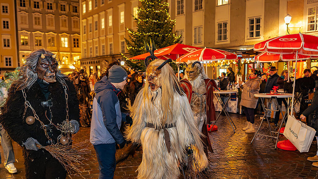 Lauf der Gr\u00f6diger Krampusse in der Altstadt