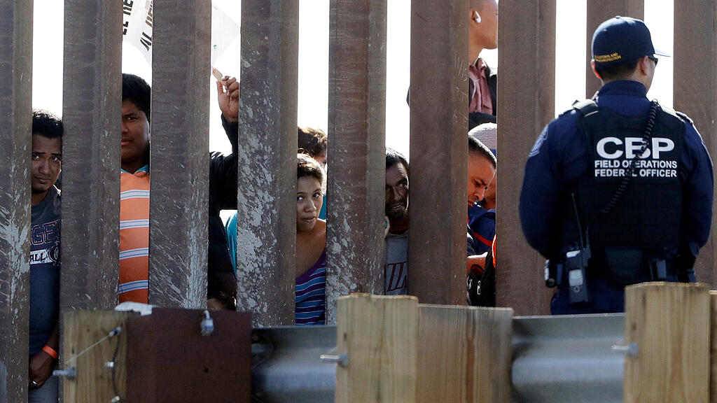 Migranten stürmen US-Grenze