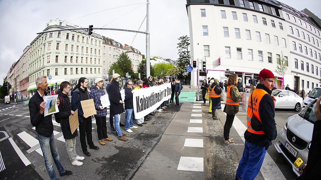 Klimaprotest auf Wiener Reichsbrücke