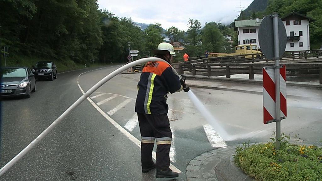 Aufräumarbeiten in Marktschellenberg