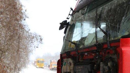 Lkw landet im Straßengraben