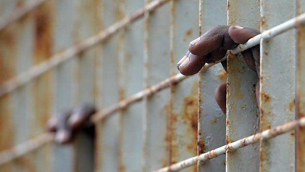 Flüchtlinge ohne Ausweis kommen in Auffanglager
