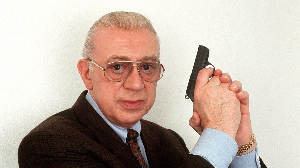 Der Schauspieler Horst Tappert als Oberinspektor Stephan Derrick.