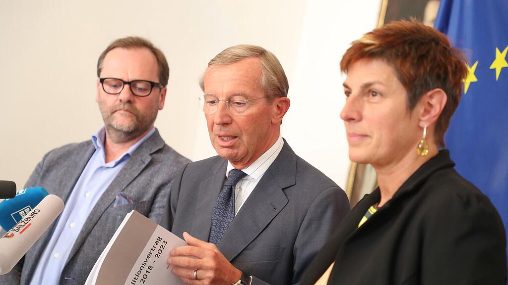 Haslauer (mi.) wirft einen Blick in den Koaltionsvertrag.