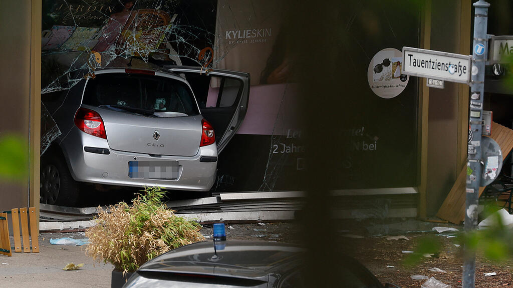 Berlin: Auto f\u00e4hrt in Menschenmenge II