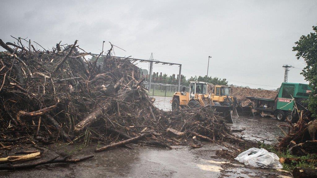 Hochwasser: Abtransporte im Kraftwerk Braunau