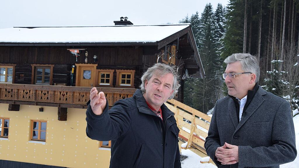 Landesrat Josef Schwaiger (rechts) verspricht dem von den Unwettern betroffenen Josef Viehhauser Hilfe aus dem Katastrophenfonds.