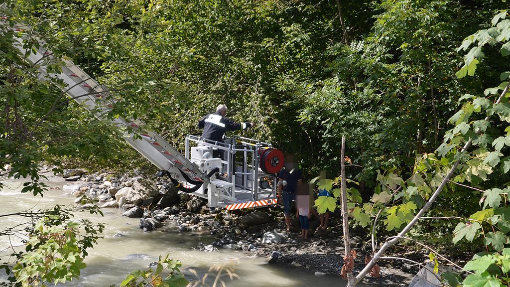 Familie von Ufer der Wagrainer Ache gerettet