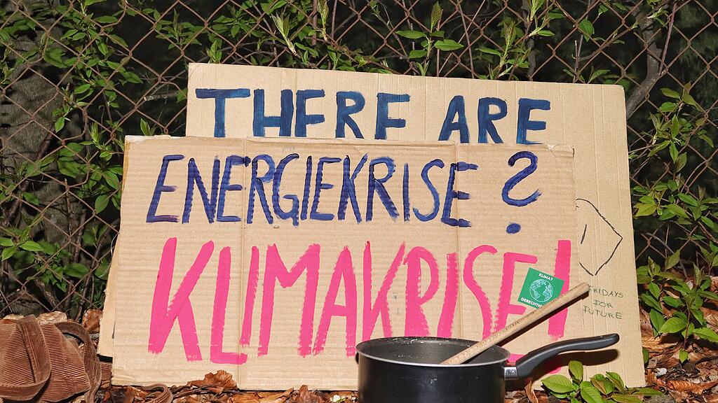 Klimaaktivisten demonstrieren vor der ORF Landeszentrale!